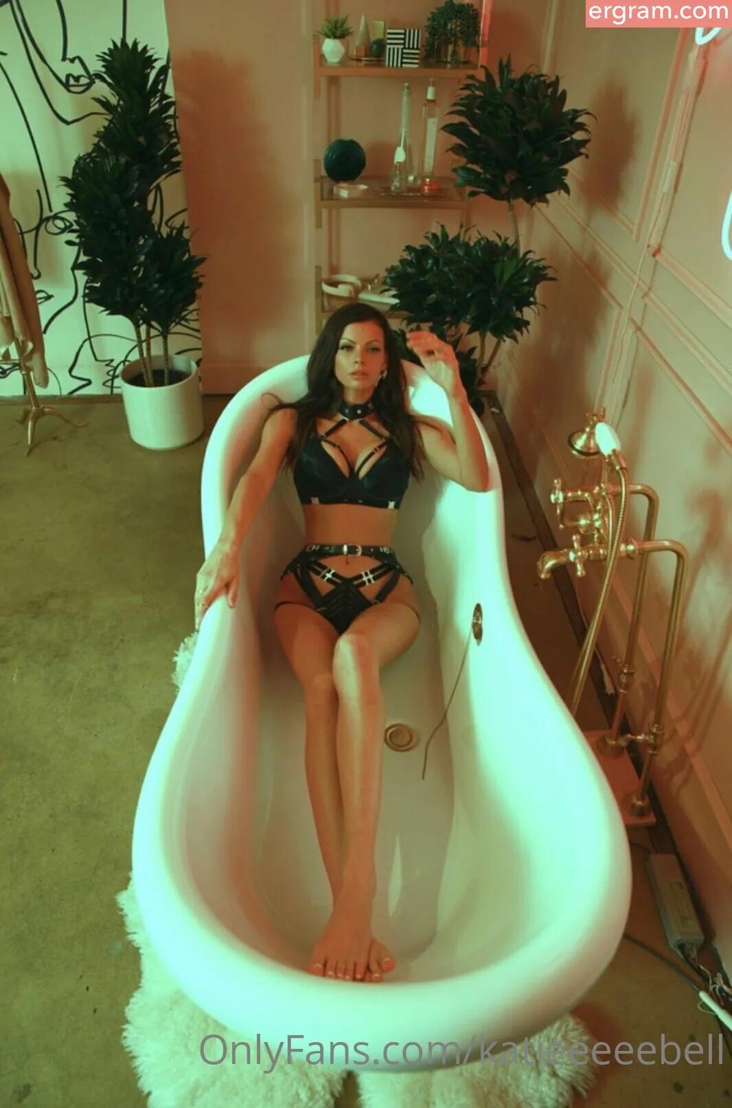 katie-bell-katieeeeebell-in-sexy-lingerie
